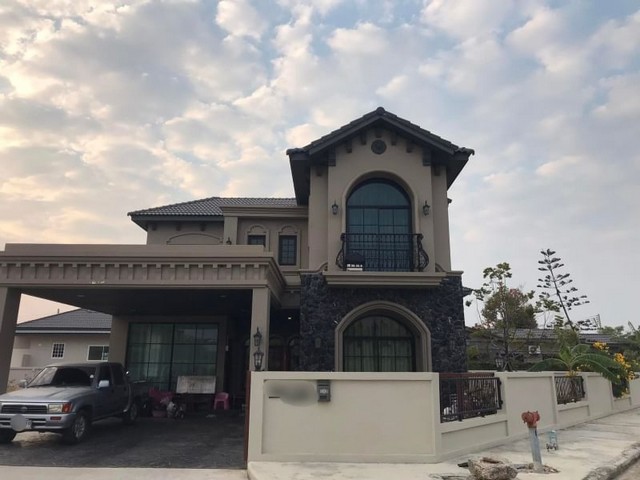 ขายบ้านเดี่ยว 2 ชั้น สไตล์ทัสคานี หลังหัวมุม บ้านปึก ชลบุรี FP-H01098 