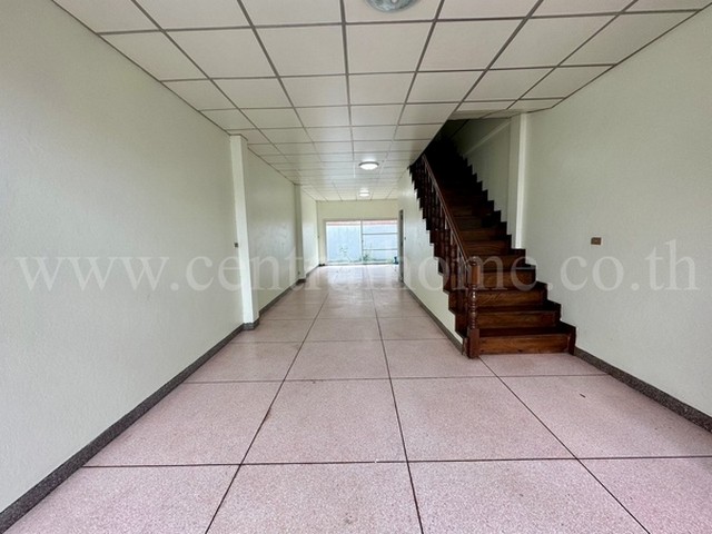 ทาวน์เฮ้าส์ ซอยสุขุมวิทพัทยา 33 บางละมุง - ชลบุรี หลังริม พร้อมอยู่