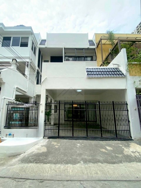 ให้เช่าบ้านหรู 3 ชั้น 400 ตรม. 6 ห้องนอน ย่านพระราม 9 ใกล้ MRT พระราม 9 ใกล้โรงพยาบาลพระราม 9