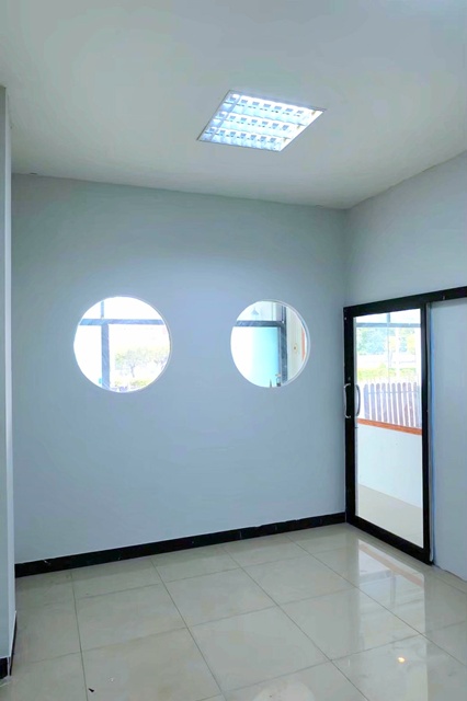 ติดถนนใหญ่  หน้านิคม ม.เจ้าคุณทหารลาดกระบัง 3.8 กม.4 นอน  ตลาดนครฉลองกรุง500ม. รร.วัดทิพพาวาส 1กม. อาคารพาณิชย์ 4ชั้น 23ตร.วา. 370ตร.ม.