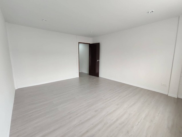 ขายหมู่บ้านแดนทองวิลเลจ ถนนหน้าบ้านกว้าง ไม่มีปัญหาเรื่องเข้าออก จังหวัดปทุมธานี