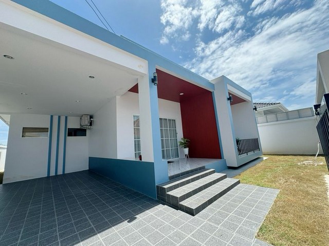 บ้านพฤษารดา มาบประชัน  บ้านเดี่ยวสร้างใหม่พร้อมเข้าอยู่ ซอยสยามคันทรี่คลับ