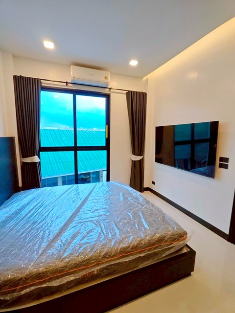 รร.นานาชาติ SISB 1.8 กม. MRT รามคำแหง 1.7กม. 5นอน ให้เช่าบ้านหรู 3 ชั้น หลังมุม 40 ตร.วา. 310ตร.ม สร้างใหม่  พร้อมเฟอร์ บิวท์อินครบ 3 น้ำ