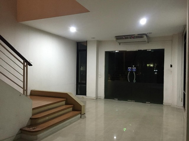ให้เช่าสำนักงานสำนักงาน 4 ชั้น  600 ตร.ม. ต่อเติมโกดัง 50 ตารางเมตร บ้านกลางกรุง ออฟฟิศ พาร์ค บางนา ตราด กม 5