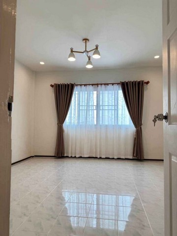 ขายบ้านใกล้บางแสน  ทาวน์โฮมตลาดประมงอ่างศิลาทาวน์โฮม 2 ชั้น  2 นอน 2 น้ำ 1 จอด