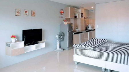 รหัสทรัพย์ : #L083295เดอะเซ็นเตอร์วิว คอนโด ต.บางเสร่ อ.สัตหีบ จ.ชลบุรีเป็นคอนโดขนาด 39 ตารางเมตร (รวมระเบียง 41 ตร.ม.)ห้องสตูดิโอ , 1 ห้องน้ำใกล้หาดบางเสร่ เดินทางสะดวกพร้อมอยู่ รวมเฟอร์เรียบร้อยราคาขาย 1,700,000 บาทเดอะ เซ็นเตอร์ วิว คอนโด (The Center Views Condo) ตั้งอยู่ที่ ตำบลบางเสร่ อำเภอสัตหีบ จังหวัดชลบุรีคอนโดนี้มีสิ่งอำนวยความสะดวก เช่น โถงต้อนรับ, ห้องจดหมาย, สวนพักผ่อน, ห้องอเ