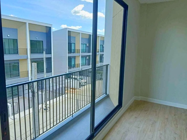 ตลาดมีนบุรี 1กม.หทัยราษฎร์ นิมิตรใหม่ MRT ตลาดมีนบุรี 1.2 กม. ให้เช่า คฤหาสน์แนวตั้ง ทาวน์โฮม 3 ชั้น 20ตร.วา. 3น้ำ สุวินทวงศ์