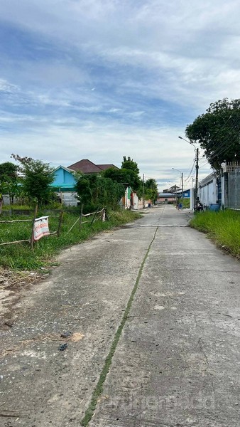 ขายที่ดินแปลงสวย ผังสีแดง เนื้อที่ 114 ตรว ซอยหมู่บ้านเพ็นโก้วิลล์ เมืองสมุทรปราการ เหมาะสร้างบ้านหรู หรือลงทุน - ghd000702