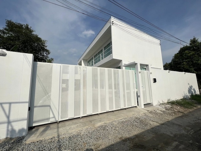 BH3682 ให้เช่าบ้าน 2 ชั้น สีขาวสไตล์โมเดิร์น มินิมอล ใกล้สุวรรณภูมิ ลาดกระบัง บ้านสร้างเอง พร้อมเข้าอยู่