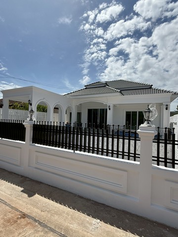 บ้าน PMC 3 เมืองพัทยา อำเภอบางละมุง ชลบุรี  เฟอร์นิเจอร์และเครื่องใช้ไฟฟ้าครบ เฟอร์นิเจอร์บิวอินทุกห้อง 