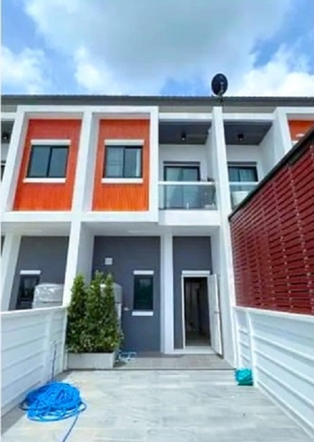 โลตัส ติดถนนใหญ่ ให้เช่าอาคารพาณิชย์ 2 ชั้น เหมาะกับร้านค้า นางรอง 4.4 กม. สำนักงาน คลีนิค 2 นอน 3 น้ำ รพ.นางรอง 2.4 กม.ถ.นางรอง-ละหานทราย 