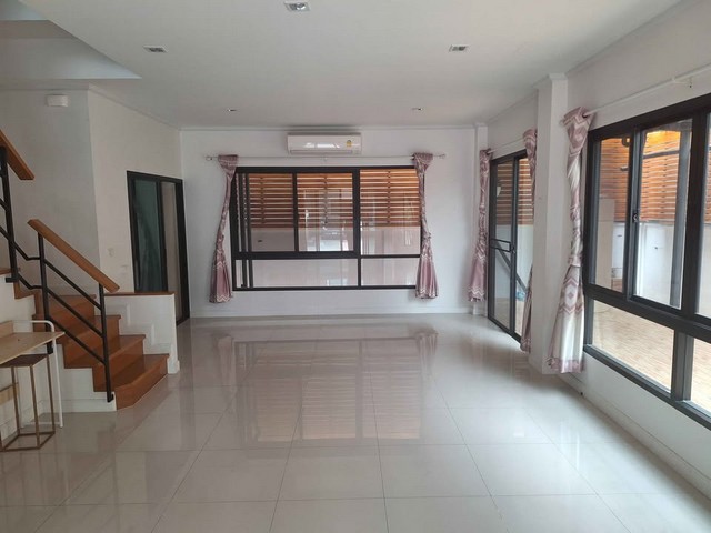 P1100 ให้เช่า บ้านแฝด โครงการ ศุภาลัย เอสเซ้นส์ ลาดพร้าว ซอยลาดพร้าว 107 Supalai Essence Ladprao ให้เช่าบ้านเปล่า ใกล้เดอะมอลล์บางกะปิ