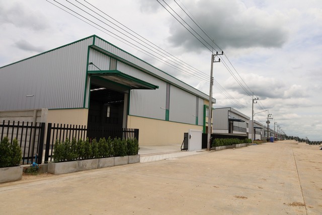 WANS6883ด่วนขายโรงงานสร้างใหม่ 1 ไร่ พื้นที่สีม่วงเข้ม ลำลูกกาคลอง9  เหลือแค่ 3 ยูนิตเท่านั้นขอใบรง4ได้ เหมาะสำหรับหลายๆธุรกิจ  ปทุมธานี   สนใจสอบถามรายละเอียดเพิ่มเติมได้นะคะติดต่อ:คุณวรรณ    : 064-782-8966   ID line  :   wan42879   https://line.me/ti/p/qbnaHZKGUkรหัสทรัพย์ WANS6883ราคาขายเริ่มต้นที่  21,000,000 บาท -เนื้อที่ดิน 3 งาน 37 ตารางวา  - ราคา   21 ล้านบาท-พื้นที่ใช้สอยโรงงาน  485 ตรม.  พื้นที่ใช้สอยอ๊อฟฟิศ  115 ตรม.  รวม   600  ตรม.