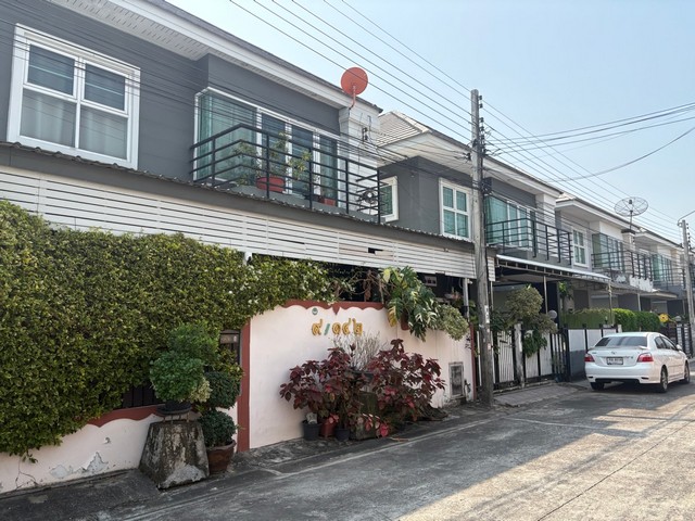 ขายบ้านแฝดสสไตล์บ้านเดี่ยว 2 ชั้น ตกแต่งต่อเติมบางส่วนพร้อมเฟอร์   หมู่บ้านรัชชา5 ถนนบางใหญ่-บางคูลัด ใกล้เซ็นทรัลเวสเกต คุณวรรณ   :   064-782-8966   (AG)ID line  :   wan42879  https://line.me/ti/p/qbnaHZKGUkราคาขาย   6,100,000    บาทค่าโอนคนละครึ่ง     รหัส WANS6880-เนื้อที่ขนาด 56.8 ตารางวา  -พื้นที่ใช้สอย  220 ตารางเมตร-3 ห้องนอน 2 ห้องน้ำ-2 ที่จอดรถ-บ้านเลขที่  9/142- ต่อเติมห้องครัวหลังบ้าน- ต่อเติมหลังคาโรงจอดรถ-เครื่องปรับอากาศ 2 เ