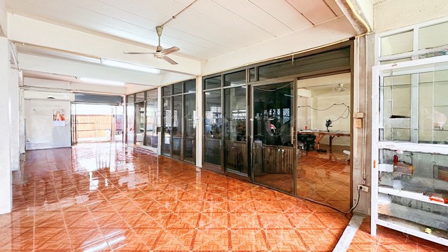 ทาวน์เฮ้าส์ 3 ชั้น ซอยเอกชัย 135 ตีทะลุ 2 คูหา มีดาดฟ้า หลังริม