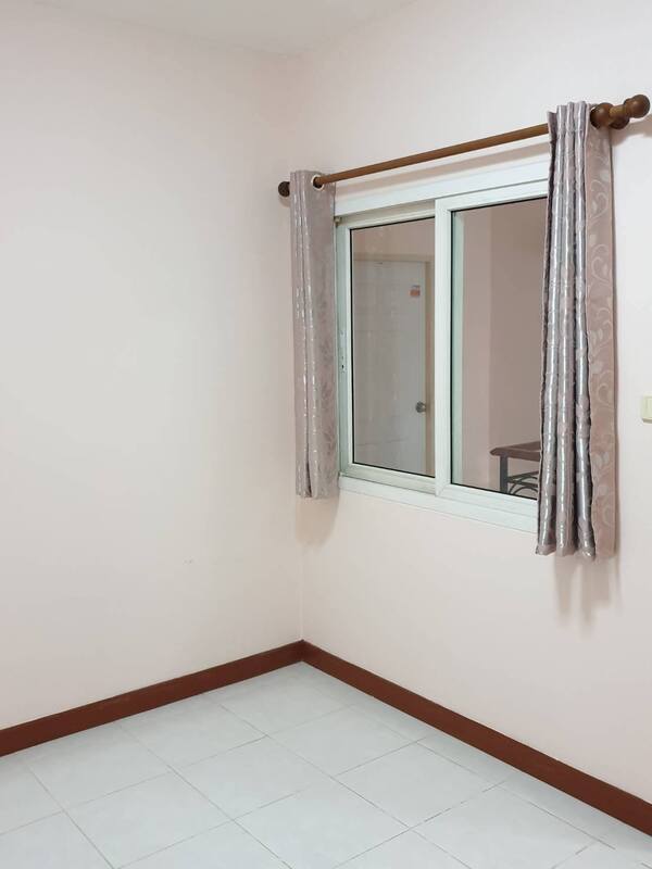 ขาย ทาวน์โฮม 2 ชั้นหมู่บ้านนิรันดร์สิริ3 ขนาดพื้นที่ 31.1ตารางวา  พท.ใช้สอย120ตรม.3ห้องนอน2ห้องนอน จอดรถในบ้าน1คัน หน้าบ้าน1คัน