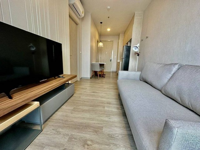 TEL:088-559 5199 คุณเอLine:https://line.me/ti/p/C0eGe0whLXให้เช่าคอนโด Keen Sriracha – ห้องใหม่ ตกแต่งครบ พร้อมอยู่ทำเล: ต.ศรีราชา อ.ศรีราชา จ.ชลบุรีค่าเช่าเพียง 25,000 บาท/เดือนสัญญาเช่า 1 ปีล่วงหน้า 1 เดือน + มัดจำ 2 เดือนฟรี!แม่บ้านทำความสะอาด 2 ครั้ง/สัปดาห์ขนาด 40 ตร.ม.1 ห้องนอน 1 ห้องน้ำจุดเด่นห้องพัก - ห้องใหม่ ตกแต่ง Built-in สวยหรู โดย Chic Republic- ครัว Teka พร้อมใช้งาน- เฟอร์นิเจอร์ครบ หิ้วกระเป๋าเข้าอยู่ได้เลย!เครื่องใช้