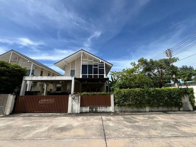 TEL:088-559 5199 คุณเอLine:https://line.me/ti/p/C0eGe0whLXบ้านเดี่ยวให้เช่า - หมู่บ้านแมคโนลีย์ ศรีราชา (ใกล้สวนเสือ)ค่าเช่าเพียง 25,000 บาท/เดือน (นามบริษัท 30,000 บาท)รายละเอียดบ้านขนาดที่ดิน 63 ตร.วา3 ห้องนอน | 3 ห้องน้ำเฟอร์นิเจอร์ครบ พร้อมเข้าอยู่แอร์ 4 เครื่องจอดรถได้หลายคันสิ่งอำนวยความสะดวก (Facilities)- คลับเฮ้าส์- สระว่ายน้ำ- ฟิตเนส- สนามเด็กเล่น- ระบบรักษาความปลอดภัย 24 ชั่วโมงสถานที่ใกล้เคียง- สวนเสือ