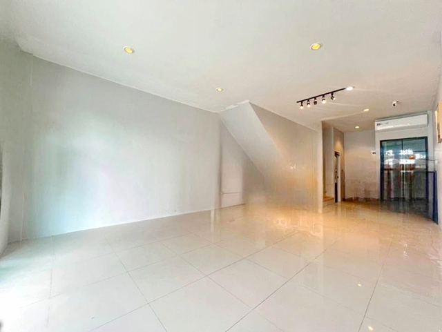 วิวบ่อน้ำ ร้านอาหาร คาเฟ่ โชว์รูม 2นอน โฮมโปร สุุวรรณภูมิ 1.4 กม. วินด์มิลล์  ให้เช่าอาคารพาณิชย์ 2 ชั้น