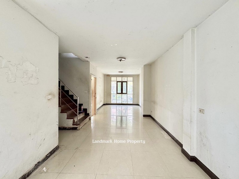 LM25-0092 ขายทาวน์เฮ้าส์ 2 ชั้น อู่ทองเพลส 5 ลำลูกกา - คลอง3 เนื้อที่ 21 ตรว 3นอน 2น้ำ หน้าโครงการมีร้านสะดวกซื้อ เซเว่น