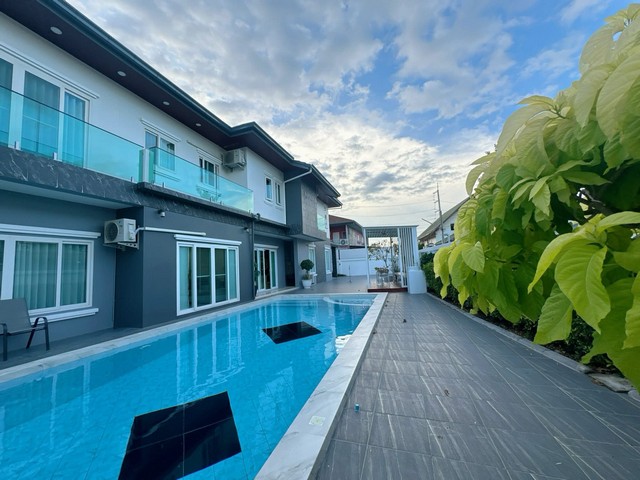 พูลวิลล่าหลังใหญ่ เนื้อที่เยอะ ติดขอบอ่างเก็บน้ำมาบประชัน เมืองพัทยา บ้านสวย