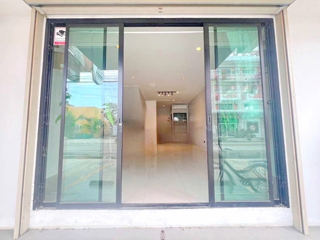 บรรยากาศสงบ โล่งสบาย รร.นานาชาติ D-PREP 2.2 กม.ให้เช่าอาคารพาณิชย์ 2 ชั้น  วิวบ่อน้ำ 2 นอน 1 น้ำ ติดถนนใหญ่ ที่จอดรถสะดวก