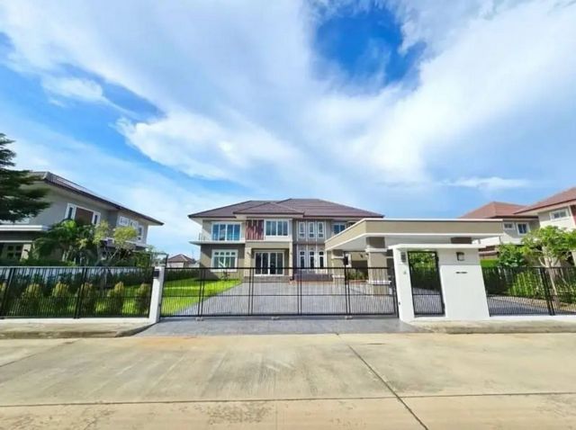 ขาย 22.9 ล้าน 264.40 ตรว. #โซนสันกำแพง บ้านหลังใหญ่ 2 ชั้น พร้อมเรือนรับรอง #แปลงหัวมุม ทำเลทอง เดินทางสะดวกสบาย พร้อมเข้าอยู่