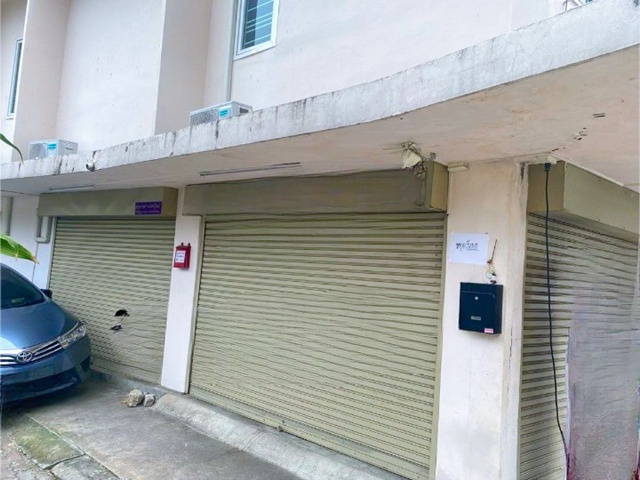 ติดถนนใหญ่ ให้เช่า อาคารพาณิชย์ 3ชั้น 19ตร.วา. 230 ตร.ม.แยก รัชดา  MRT สุทธิสาร 600 ม.  ม.หอการค้าไทย 1.4 กม.2 นอน 2 น้ำ ซ.อินทามระ