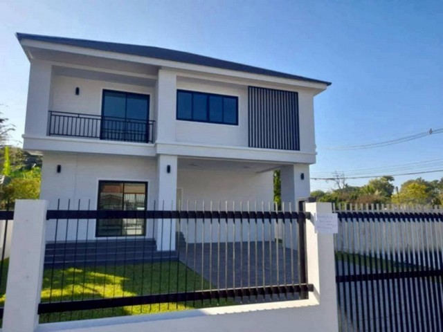 บ้านหลังใหญ่ สร้างใหม่ 2 ชั้น สไตล์โมเดิร์น ใกล้วัดสันทรายหลวง