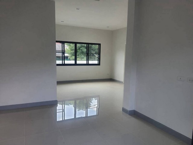 บ้านหลังใหญ่ สร้างใหม่ 2 ชั้น สไตล์โมเดิร์น ใกล้วัดสันทรายหลวง