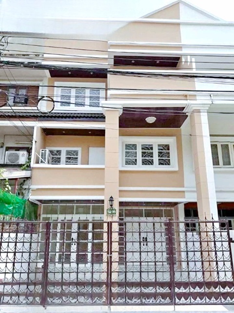 เดอะวอล์ค เกษตร-นวมินทร์ 1.7 กม. 6นอน MRT วัชรพล1.3กม. รามอินทรา 30-36 ให้เช่าทาวน์โฮม 3 ชั้น โรงเบียรเยอรมัน