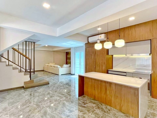 ใจกลางทองหล่อ BTSพร้อมพงษ์ 1.5 กม. 5 นอน ให้เช่าบ้านสไตล์โมเดิร์น 5 ชั้นหลังใหญ่หรู จัดเต็มเฟอร์ โปร่ง โล่ง สงบโฮมออฟฟิศ