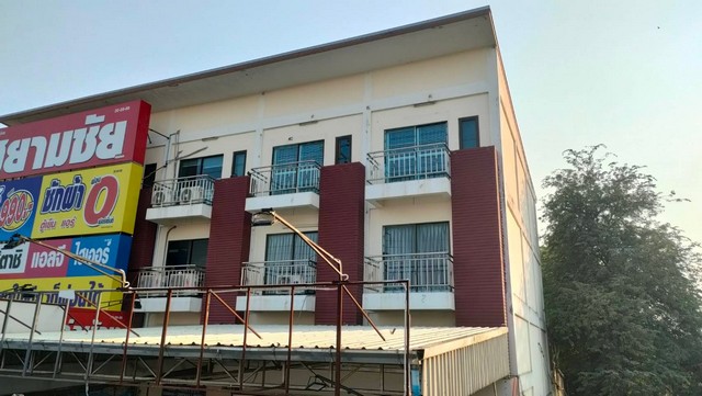 ขายอาคารพาณิชย์ 2 คูหา 3 ชั้นครึ่ง  ตำบลบางบัวทอง อำเภอบางบัวทอง นนทบุรี ที่ตั้ง : 108/18และ108/19 ตำบลบางบัวทอง อำเภอบางบัวทอง นนทบุรี 11110https://maps.app.goo.gl/TK9m5GmVTg9VUiXW8ขนาดพื้นที่ใช้สอย : 34 ตารางวา และ 37.5 ตารางวา ชั้นล่างเปิดโล่งติดต่อกันขนาดที่ดิน : 1 งาน 38 ตารางวาจำนวนชั้น : 3 ชั้นครึ่งห้องนอน : ตกแต่งทุกชั้นห้องน้ำ : ชั้นละ 2 ห้อง (ทุกชั้น)ชั้นล่าง บิวอิน หรูหราโอ่โถงที่จอดรถ : 8 คันรายละเอี