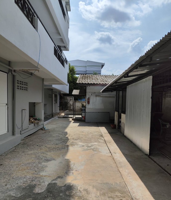 ให้เช่าตึกอาคารโกดัง/คลังสินค้า 4 ชั้น พื้นที่ใช้สอยขนาด 1100 ตร.ม ถนนลาดพร้าว101 โพธ์แก้ว ออก นวมินทร์ 111 ได้  ราคาเช่า 55,000 บ/ด