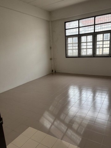 ให้เช่าอาคารพาณิชย์ 3 ชั้น 20 ตร.ว. 3 ห้องนอน ย่านเสรีไทย ใกล้ตลาดมีนบุรี