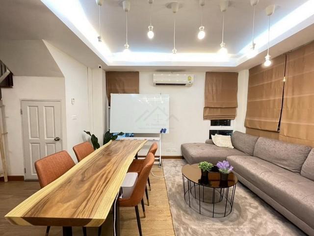 ให้เช่าทาวน์โฮม 3 ชั้น 180 ตร.ม. มีดาดฟ้า ถนนรัชดาภิเษก พร้อมเฟอร์นิเจอร์ ใกล้ MRT รัชดาภิเษก