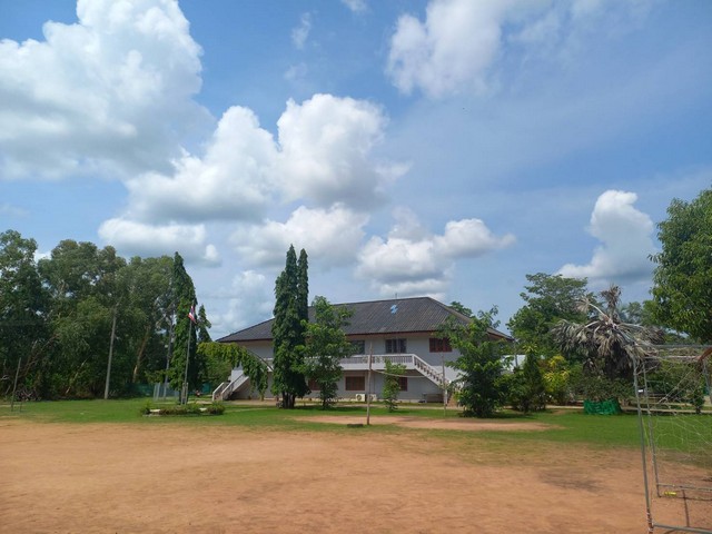 ขายที่ดิน 17 ไร่ 1 งาน 72 ตรว. พร้อมอาคาร 9 หลัง   ตำบลพระธาตุผาแดง อำเภอแม่สอด จังหวัดตาก ขนาดที่ดิน : 17 ไร่ 1 งาน 72 ตารางวาที่ตั้ง : ตำบลพระธาตุผาแดง อำเภอแม่สอด จังหวัดตาก 63110 https://maps.app.goo.gl/fzQfzZKGXR8ayhmZ8ขายที่ดิน 17 ไร่ 1 งาน 72 ตรว. พร้อมอาคาร 9 หลัง ที่ดินตั้งอยู่ที่ อ.แม่สอด จ.ตาก อยู่บนอ่างเก็บน้ำหัวฝายเลยหมู่บ้านเอื้องดอยมาเล็กน้อย ที่ด้านหน้าติดถนนเป็นแนวยาว ยังมีที่ว่างเหลืออีก