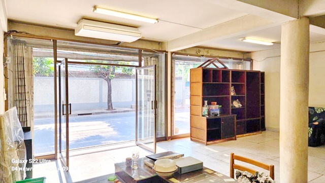 ทองหล่อ สุขุมวิท38-48  ให้เช่าอาคาร 3คูหา 4ชั้น  Hostel 18ห้อง  800ตรม. BTSเอกมัย 349ม. 7-Eleven130ม.  รพ. สมิติเวช สุขุมวิท 600 ม.