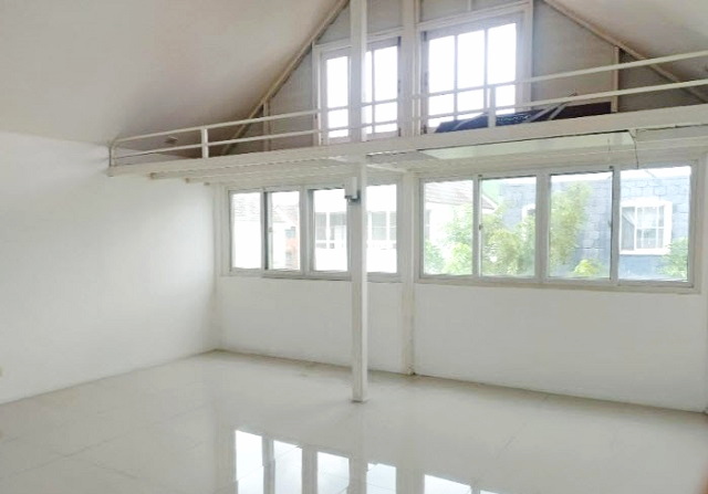 วิวตึกสูง อิมแพ็ค MRT เมืองทองธานี 2.7 กม. ให้เช่าทาวน์โฮมสไตร์ยุโรป 3 ชั้น 3 น้ำ  อารีน่า 1.5กม.   โฮมออฟฟิศ พร้อมเฟอร์ 3 นอน