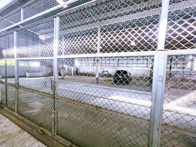 สะพานสูง MRT น้อมเกล้า รถไฟฟ้าสีส้ม 430ม.  โกดัง ถูกที่สุดในโลก ตรม.ละ 60-75 บาท 10ล้อ เข้าได้ 216-430 ตรม.   แจส กรีนวิลเลจ รามคำแหง 1 กม.