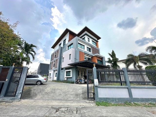  โฮมออฟฟิศ 4 ชั้น 363 ตร.วา จอด 50 คัน ซ.รามอินทรา 5 แยก 9 ทำเลทอง ใกล้ BTS วัดพระศรีฯ ทำเลดีมาก เข้าออกได้ 2 ทาง ใกล้เซ็นทรัลรามอินทรา รายละเอียดทรัพย์:ขนาดที่ดิน: 363 ตร.วาพื้นที่ใช้สอย: 666 ตร.มอาคารสูง: 4 ชั้นจำนวนห้อง: 15 ห้องทำงาน, 8 ห้องน้ำ, 2 ห้องประชุมที่จอดรถ: รองรับได้ 50 คันเฟอร์นิเจอร์: บิ้วอินพร้อมใช้งานทิศทาง: หันหน้าทิศใต้ โลเคชัน: กดดูแผนที่ จุดเด่นของทรัพย์: เดินทางสะด