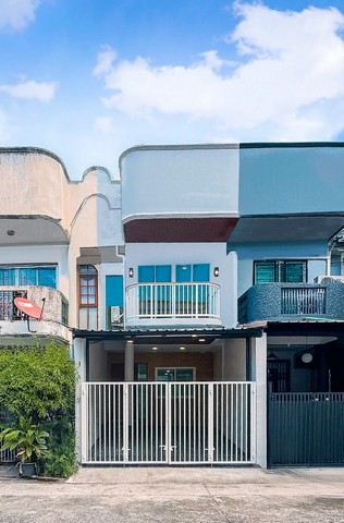 ขายทาวน์โฮม 2ชั้น 17 ตร.ว รีโนเวทใหม่ใน 84 แมนชั่น ทำเลดี ใกล้ทางด่วนถนนหลัก และ MRT ลาดพร้าว 71รายละเอียดทาวน์โฮม 2ชั้น17 ตรว.2 ห้องนอน2 ห้องน้ำ1 ห้องครัว1 ที่จอดรถ- ต่อเติมหลังคาหน้า-หลังเต็มพื้นที่- พื้นล่างแกรนิตโต้ | พื้นบน SPC- เปลี่ยนสุขภัณฑ์ใหม่ทั้งหลัง- ฟรี แอร์ 1 เครื่อง- ฟรี ปั๊มน้ำ+แท้งก์น้ำ เดินทางสะดวก เข้า-ออกได ้หลายช่องทาง- ถนนเลียบด่วนรามอินทรา,รามอินทรา,ประเ