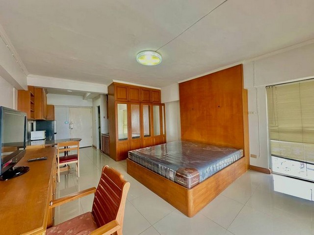 TEL:088-559 5199 คุณเอLine:https://line.me/ti/p/C0eGe0whLXศรีราชา เพลส คอนโด ให้เช่า ราคาถูก สุดคุ้ม ใจกลางเมือง หลังห้างโรบินสัน ราคาเช่า 7,000 บาท/ต่อเดือน สํญญารายปี มัดจำ 2 เดือน - ล่วงหน้า 1 เดือน เนื้อที่ขนาด 37 ตรม. ชั้น 10 วิวทะเล และ วิวเมือง ห้องสตูดิโอ 1 ห้องน้ำ ตกแต่งพร้อมเฟอร์ และเครื่องใช้ไฟฟ้าสิ่งอำนวยความสะดวก : สระว่ายน้ำ ลิฟต์ ที่จอดรถ ฟิตเนสการรักษาความปลอดภัย 24 ชั่วสถานที่ใกล้เคียง :-