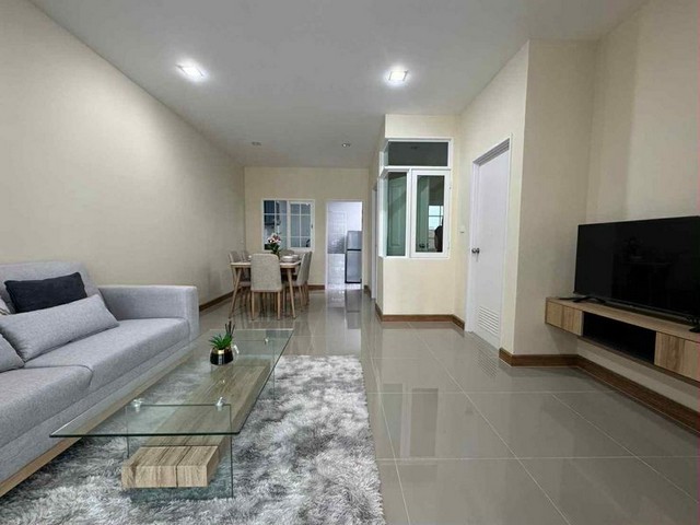 ให้เช่าทาวน์โฮม 2 ชั้น รับสัตว์เลี้ยงตัวเล็ก โครงการ โกลเด้นทาวน์ รวมโชค