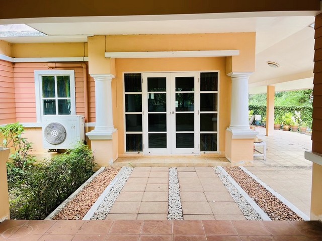 ขายบ้านเดี่ยวใกล้เมืองเชียงใหม่ พร้อมบ้านหลังเล็กในตัว หมู่บ้านชัยพฤกษ์ แม่โจ้| เพียง 15 นาทีถึงตัวเมืองเชียงใหม่ ราคาเพียง 9.9 ล้านบาท  เนื้อที่ใหญ่ 209 ตร.ว. รายละเอียดบ้าน:บ้านหลังใหญ่: 3 ห้องนอน 3 ห้องน้ำ 2 ห้องอเนกประสงค์ พื้นที่ใช้สอยกว้างขวางบ้านหลังเล็ก (แยกเป็นสัดส่วน): 1 ห้องนอน 1 ห้องน้ำ เหมาะสำหรับผู้สูงอายุ / ห้องทำงาน / ให้เช่าที่จอดรถได้มากถึง 5 คันบรรยา