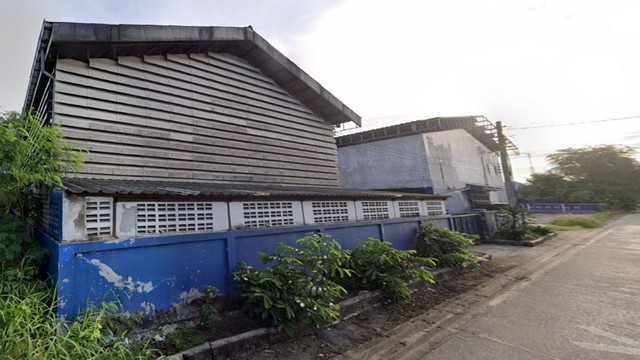 ขายโกดัง-โรงงาน อ.พระประแดง 1 ไร่เศษ โกดังขนาด 800 ตร.ม. + ที่ว่างเพิ่ม 2 งาน## ขายโกดัง-โรงงาน ทำเลทอง พระประแดง ### ที่ตั้ง: ซอยสยามพัฒนา ตำบลบางหัวเสือ อำเภอพระประแดง### รายละเอียดทรัพย์สิน พื้นที่รวม:ขนาดที่ดิน 1 ไร่ 21 ตร.วา (1,684 ตร.ม.)หน้ากว้างติดถนนกว่า 80 เมตรพื้นที่ใช้สอย (ตัวโรงงานและโกดัง):รวมกว่า 800 ตร.ม. (200 ตร.ว.)แบ่งเป็นโกดัง-โรงงาน 2 อาคารสำนักงาน 2 ชั้น:พื้นที่รวมกว่า 180 ตร