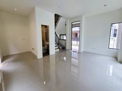 ซื้อวันนี้ ทำสีภายในฟรีให้ทั้งหลัง!  ขาย บ้านแฝด เอสเกต พรีเมี่ยม กาญจนาภิเษก ซอยกันตนา  36 ตร.ว. สภาพมือ1 ไม่เคยเข้าอยู่