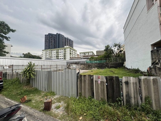 ที่ดินแปลงสี่เหลี่ยมสวยใกล้ปากทางลาดพร้าว ซอย 113  ห่างจากถนนลาดพร้าว 250 เมตร ที่เปล่าย่านนี้หายากแล้ว ห่างจากเดอะมอลล์บางกะปิ 2 km. ห่างจาก เซ็นทรัลลาดพร้าว 12 Km.เดินทางสะดวก เข้าออกได้หลายเส้นทาง  เนื้อที่ 98 ตารางวา หน้ากว้าง 20 เมตร เหมาะทำห้องพัก อาคารพานิชย์ ทาวน์เฮาส์ ขาย 13.9 ล้าน ค่าใช้จ่ายวันโอนคนละครึ่ง สนใจติดต่อ 094.2893646