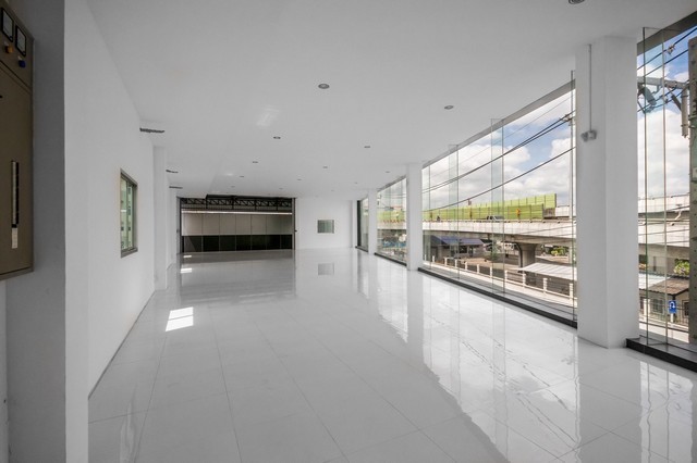 ให้เช่าโชว์รูม  และอาคาร 3 ชั้น มีดาดฟ้า พื้นที่  รวมประมาณ  2,000 ตารางเมตร พื้นที่ทั้งหมด 421 ตรว.   ใกล้แฟชั่นไอซ์แลนด์  ติดถนน 2 ด้าน