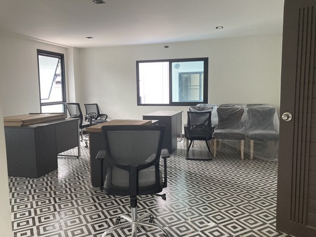 ให้เช่อาคารพาณิชย์ 4 ชั้น  ซอย 20 มิถุนา ถนนสุทธิสารวินิจฉัย  จดทะเบียนได้  4 ชั้น 9 ห้องนอน 6 ห้องน้ำ